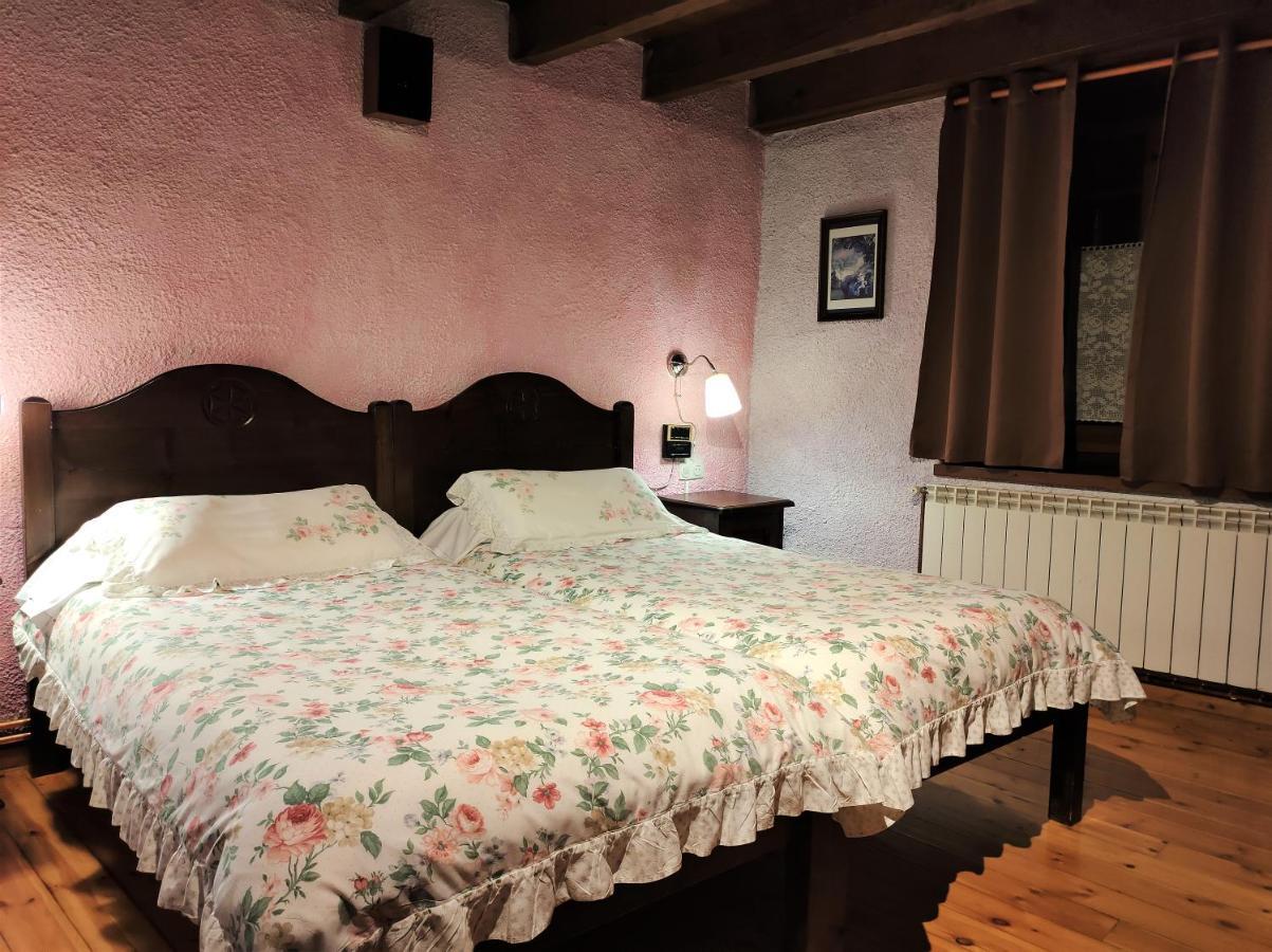 Отель Hostal Placa Гарос Экстерьер фото