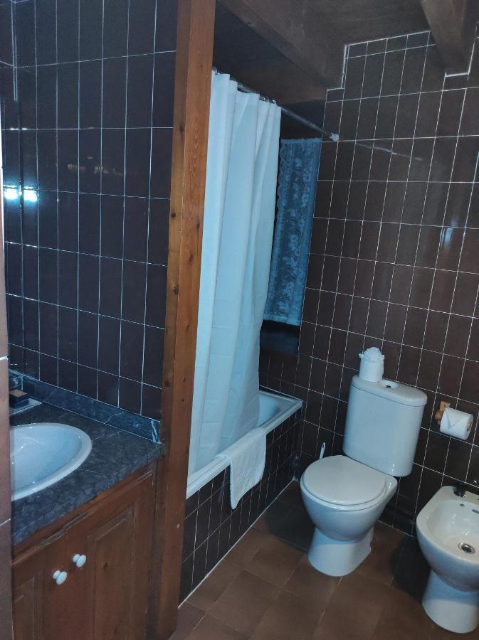 Отель Hostal Placa Гарос Экстерьер фото
