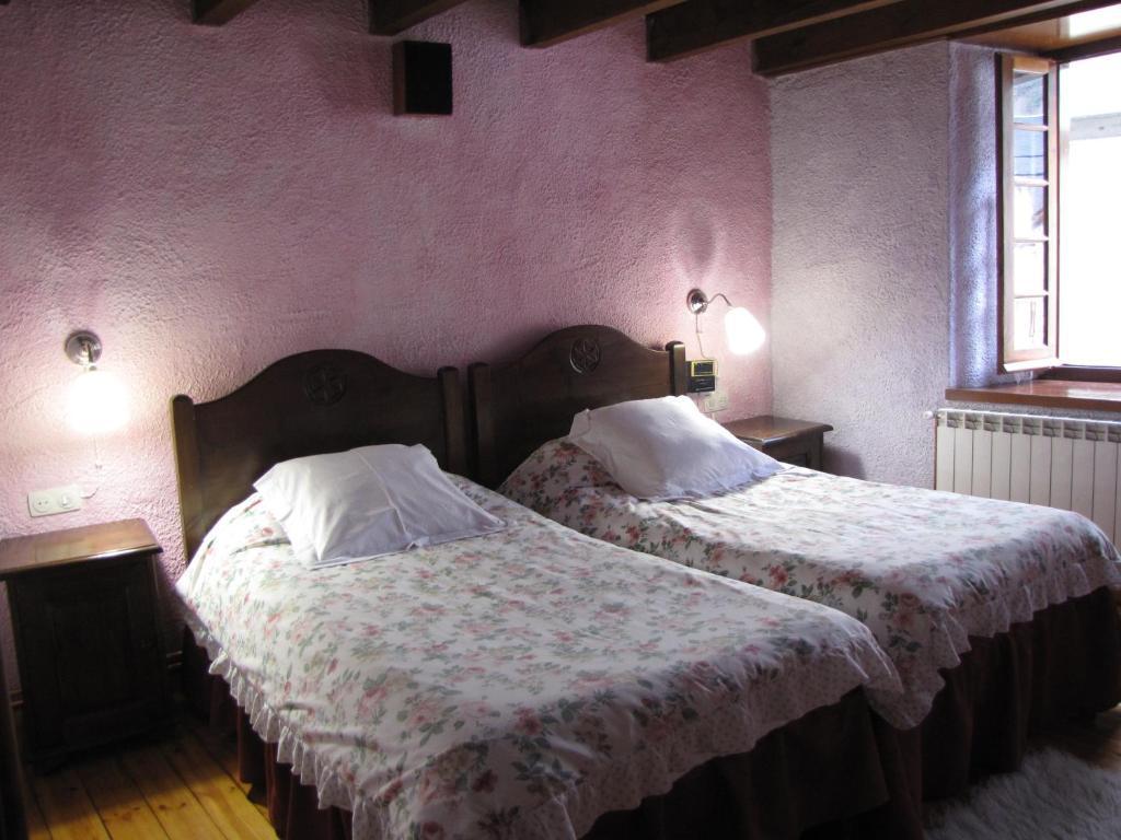 Отель Hostal Placa Гарос Экстерьер фото