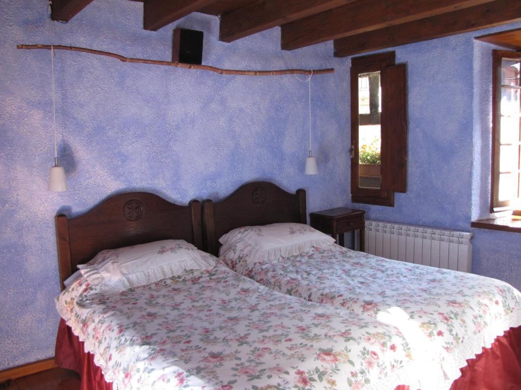 Отель Hostal Placa Гарос Экстерьер фото