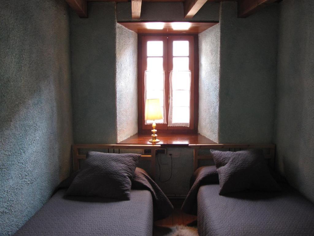 Отель Hostal Placa Гарос Экстерьер фото