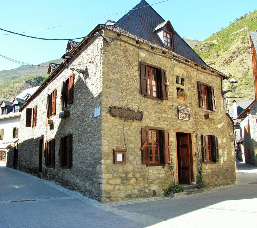Отель Hostal Placa Гарос Экстерьер фото