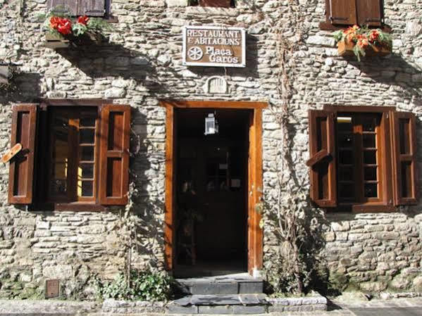 Отель Hostal Placa Гарос Экстерьер фото